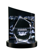 Contento Standard-Award: Glaspokal Diamond mit Laserinnengravur 3D und exklusivem Leuchtsockel